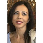 Docente di diritto ed economia impartisce lezioni per studenti liceali ed istituti tecnici